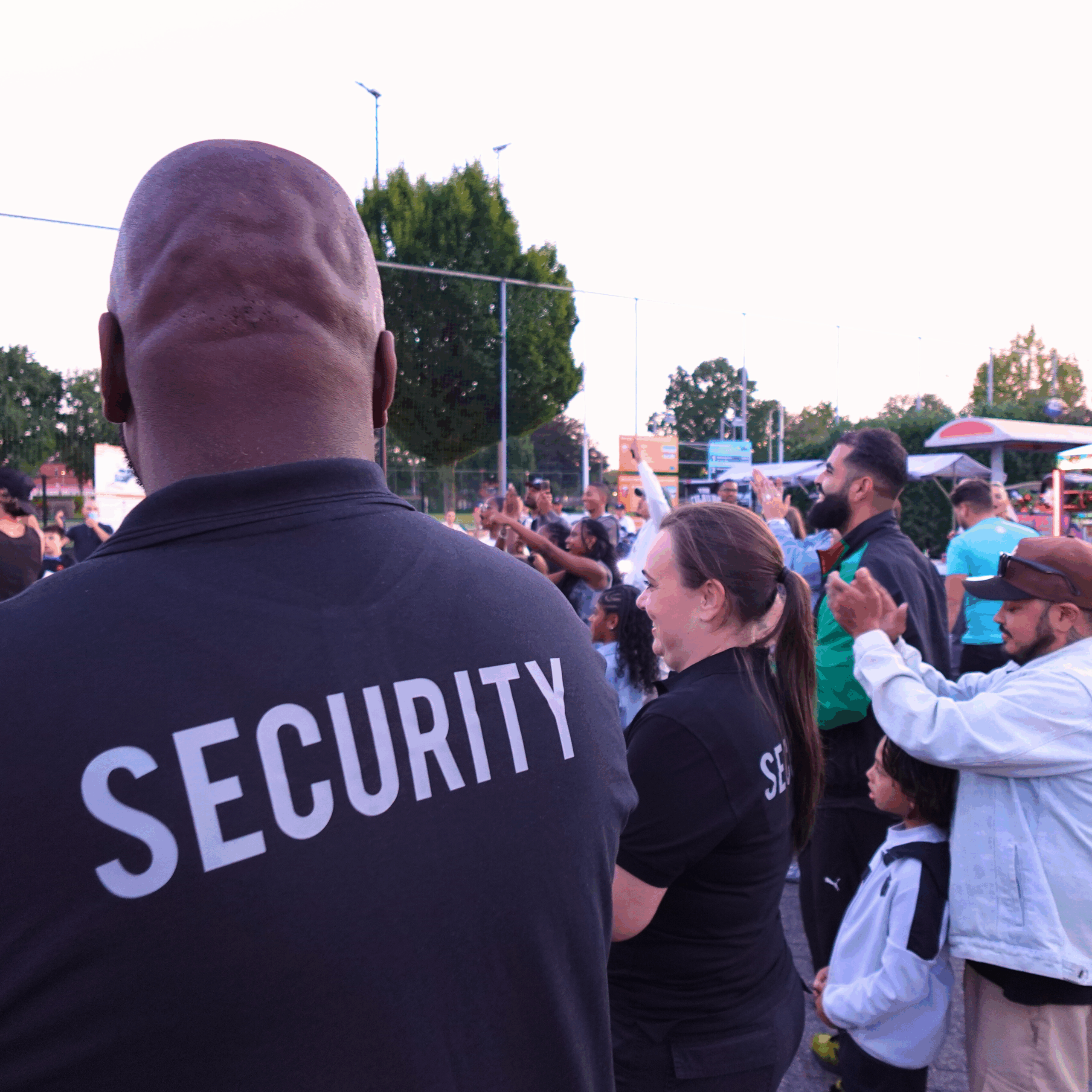 Beveiliger van Hassell Security interacteert met bezoekers van een festival.