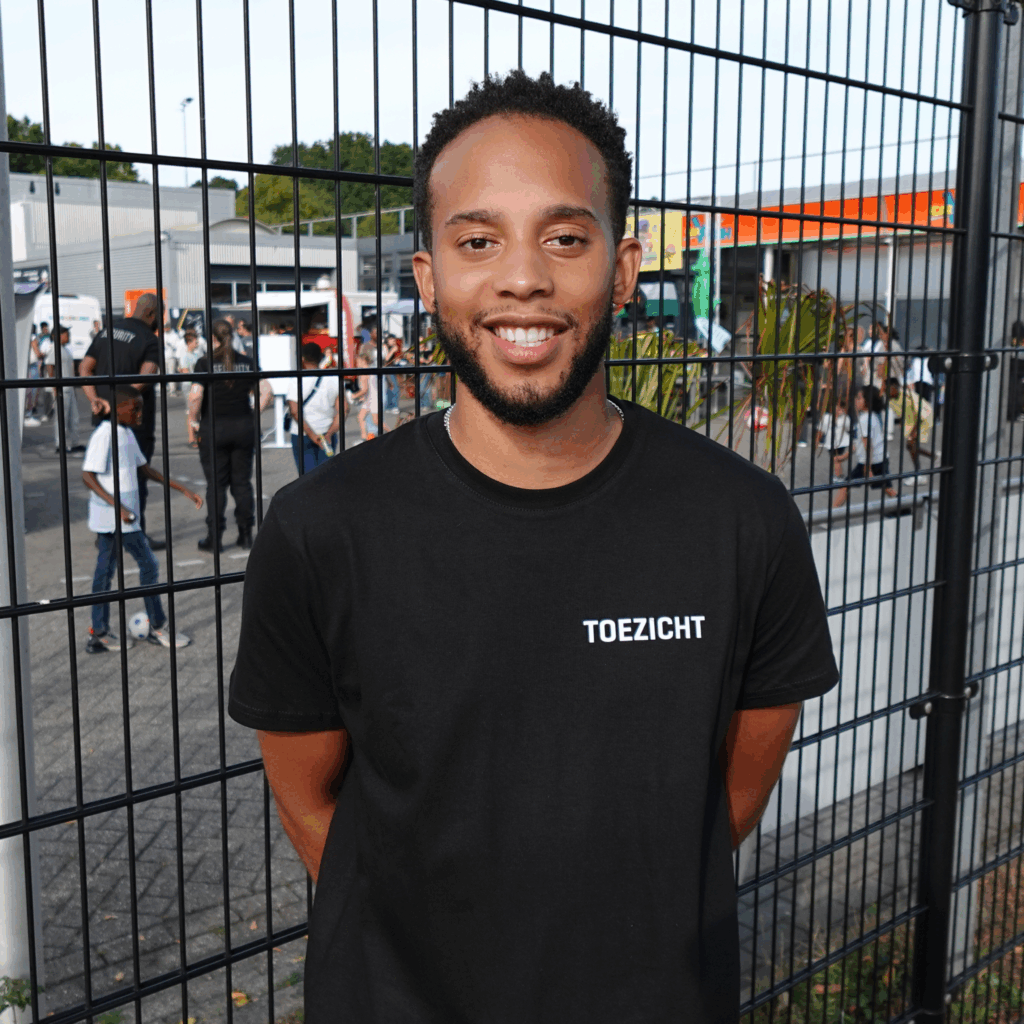 Servicemedewerker van Hassell Security Service kijkt lachend in de camera