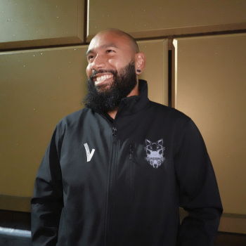 Sympathiek lachende beveiliger Hassell Security Services.